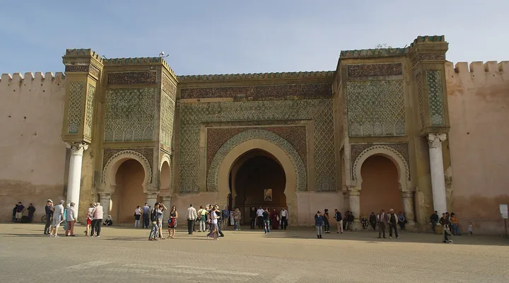 Das verzierte Stadttor Bab Mansour in Meknès.