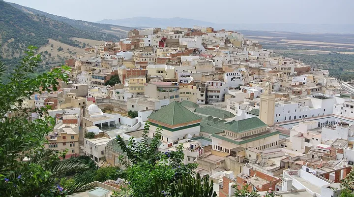 Die am Hang gelegene Stadt Moulay Idriss Zerhoun.
