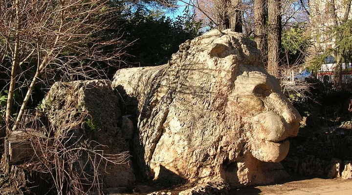 Die steinerne Löwenskulptur in Ifrane.